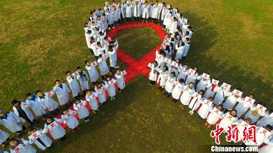 百名大学生摆巨型“红丝带”呼吁消除艾滋病歧视(图2)